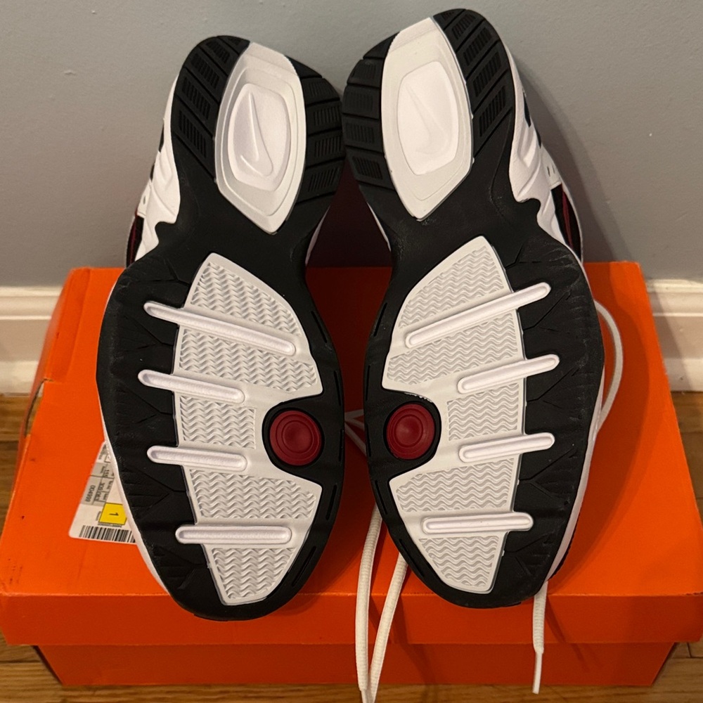 Nike White Black Red Low-Top- Air Monarch IV - Picture 2 of 2